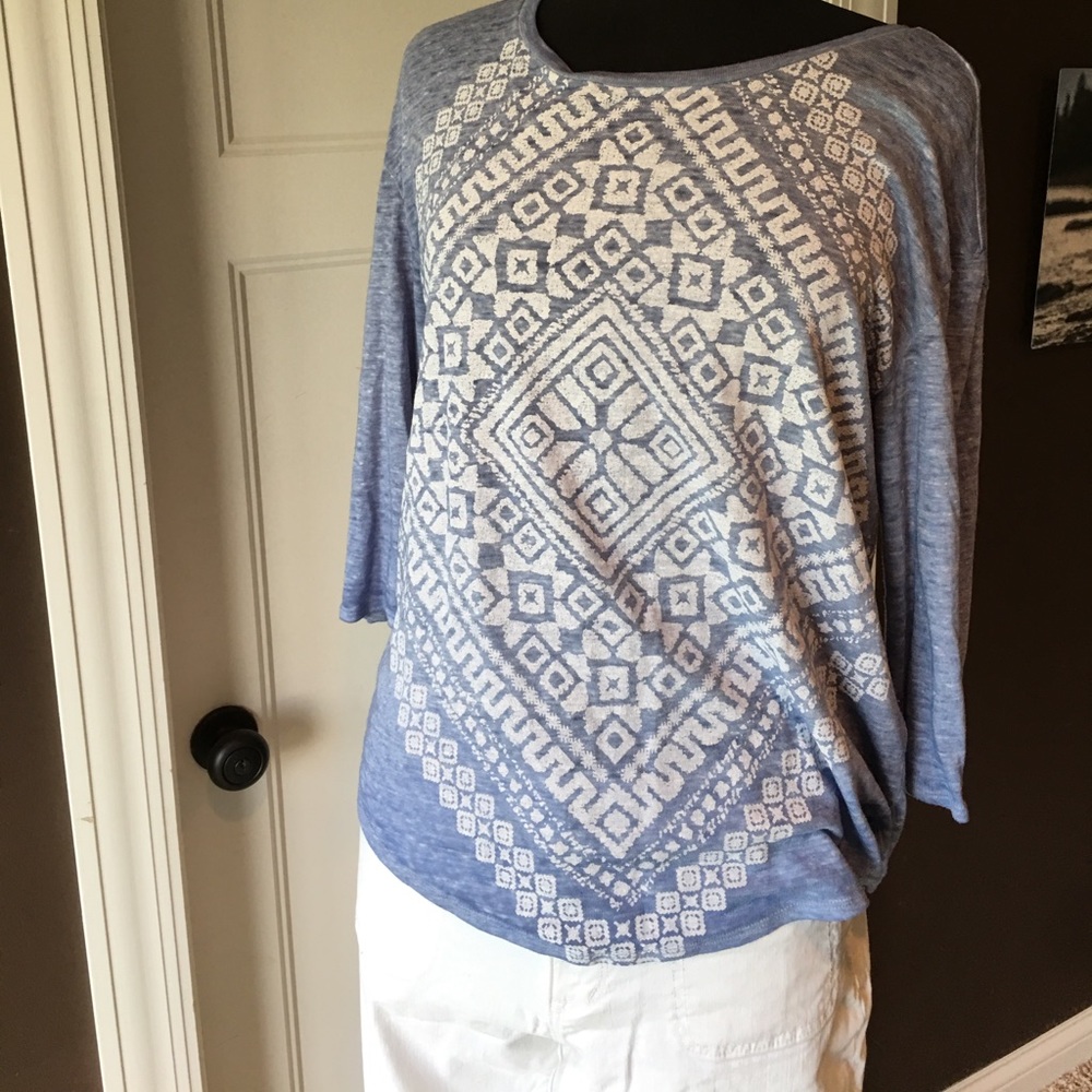 Blue and white 3/4 sleeve top