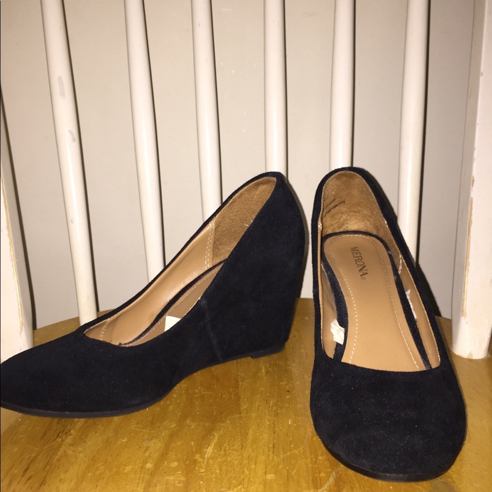 Black wedges