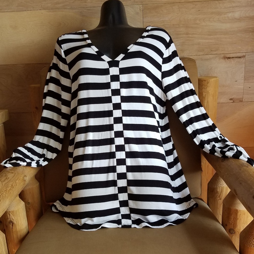 Cable & Gauge Blk/Wht Striped V-Neck Top - Size L.
