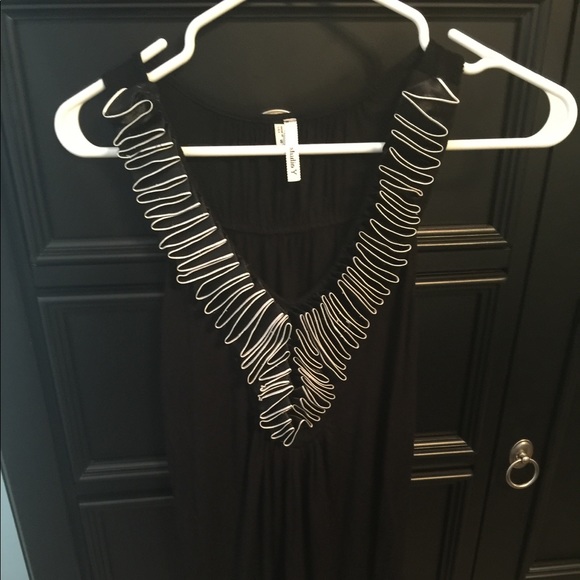 Cute black top with ruffle detail. - Picture 1 of 2