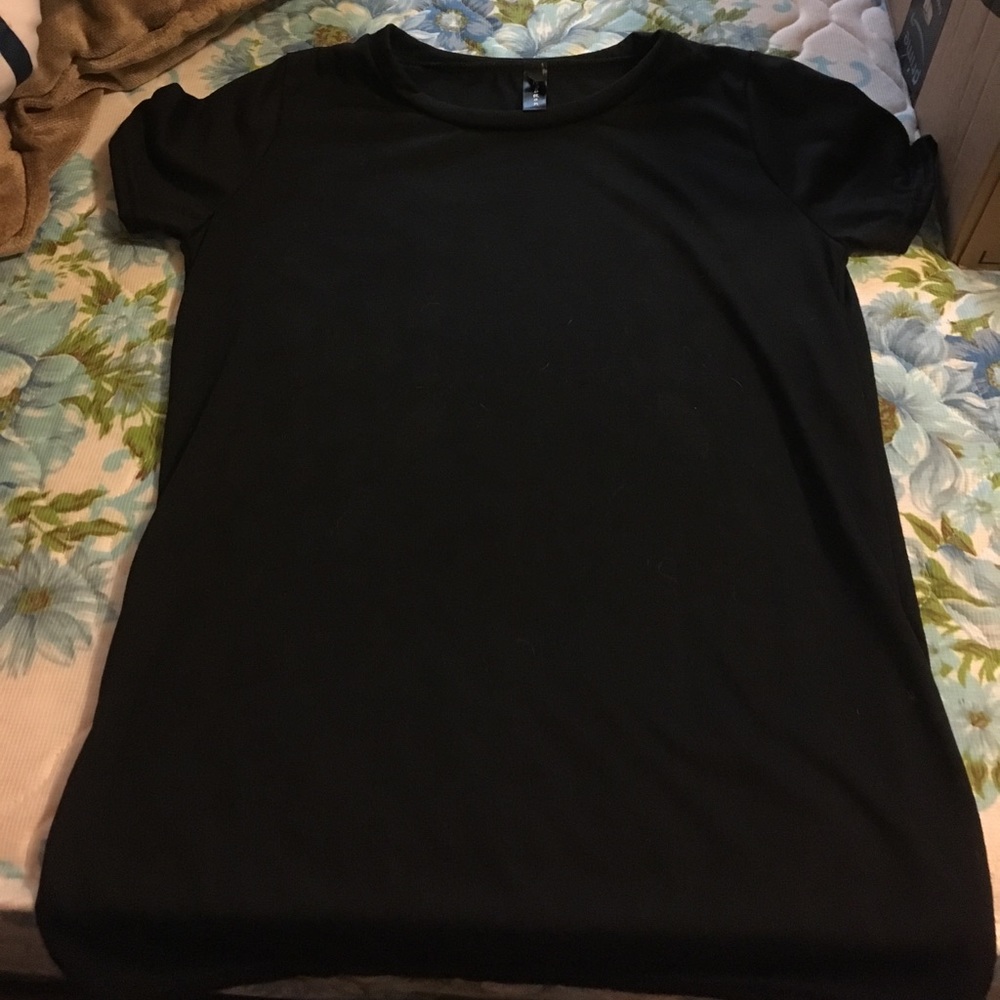 Black angel wing cut-out tee 👼🏼