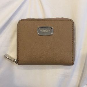 @brecklynn12 NWOT Tan Michael Kors Wallet