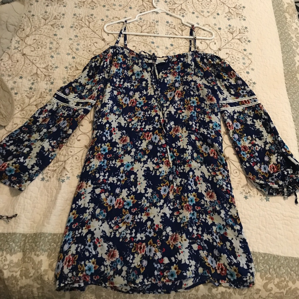 WAYF size medium, off the shoulder, shift dress