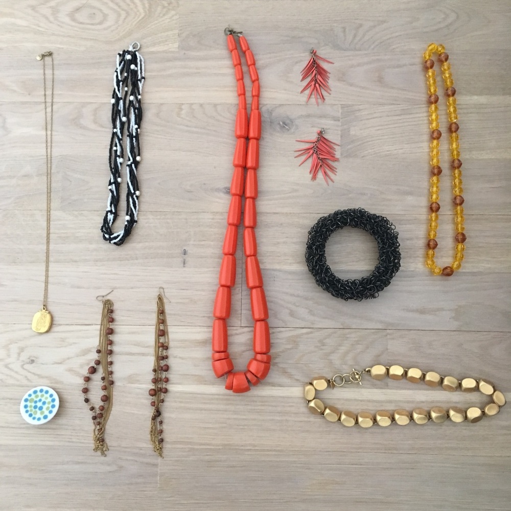 8 pcs Assortment of estate jewelry