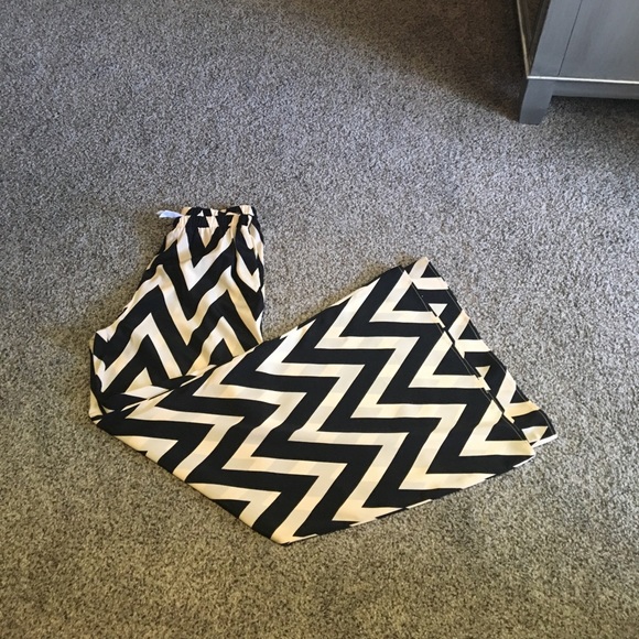 Chevron blk and cream palazzo pants - Picture 3 of 3