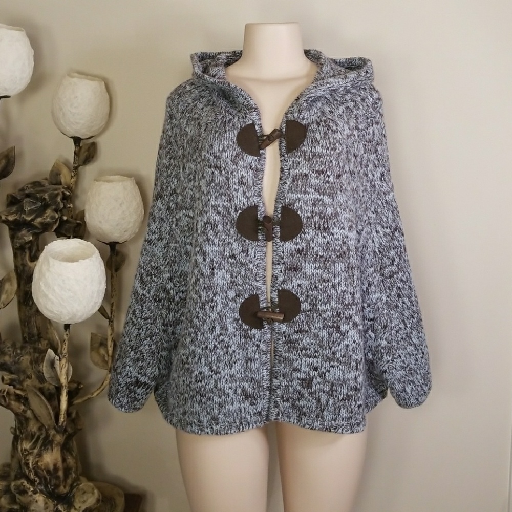 BCBG MAX AZRIA Poncho - Picture 2 of 8