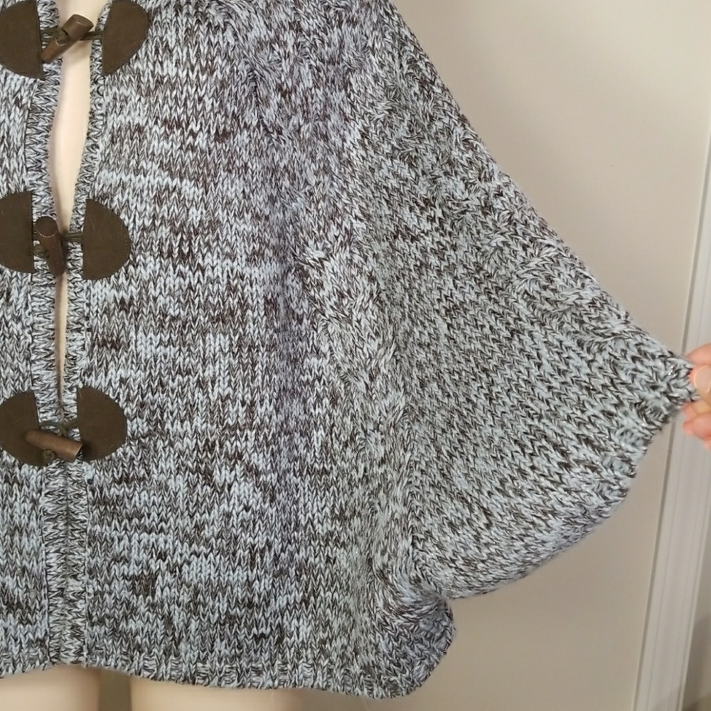 BCBG MAX AZRIA Poncho - Picture 3 of 8