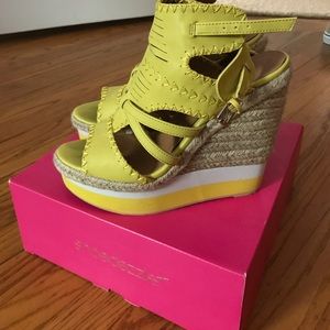 Shoe dazzle yellow wedges. Size 9