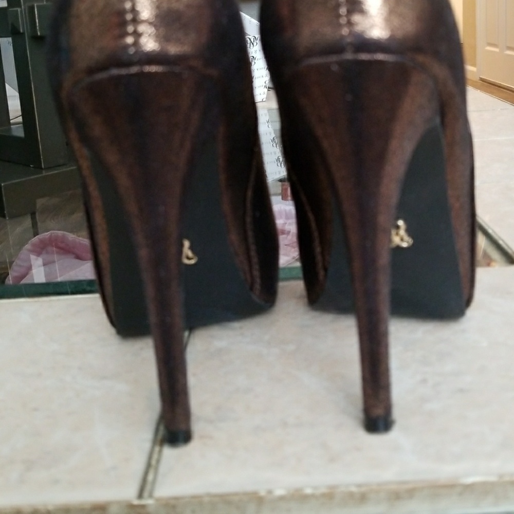 Shoes - Picture 3 of 4