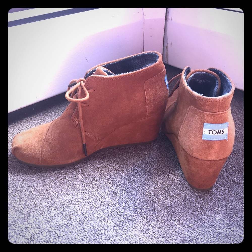 Tom's tan wedges