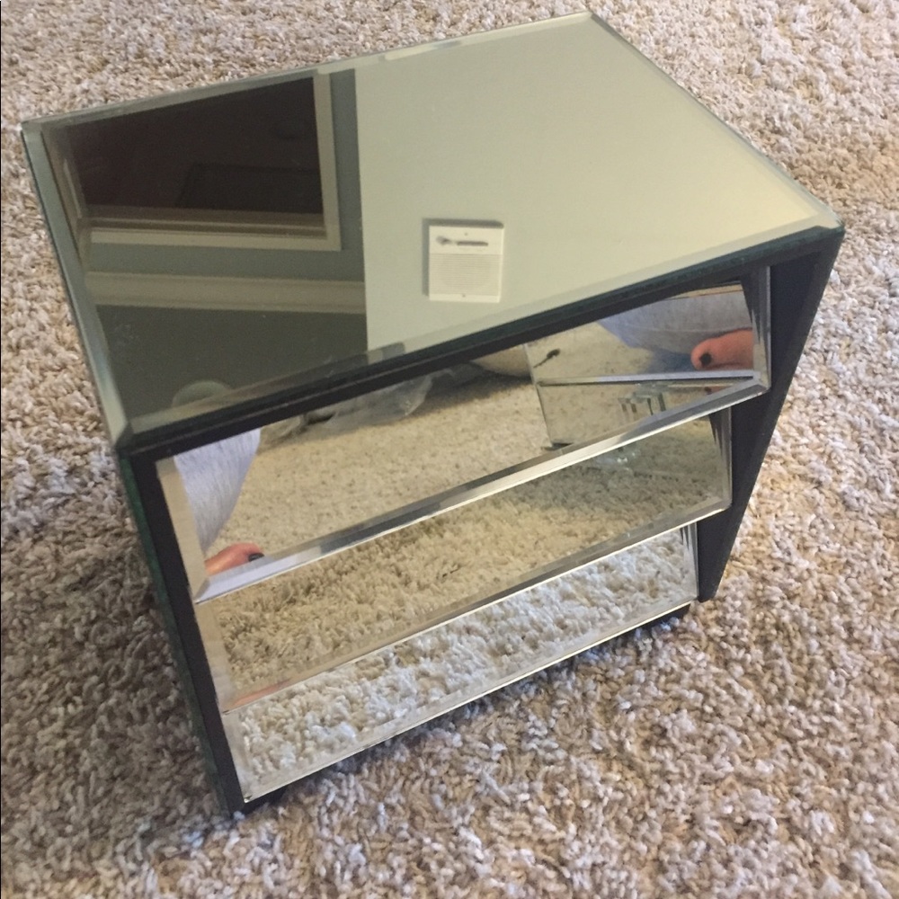 Mirrored makeup holder