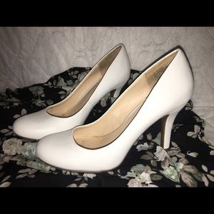 ⚡️FLASH SALE ⚡️ White Leather Pump - a.n.a