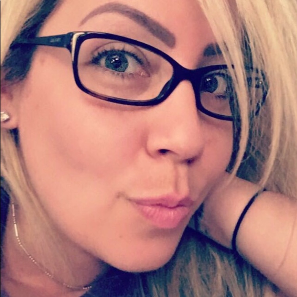 ✨Meet your Posher - Andrea ✨