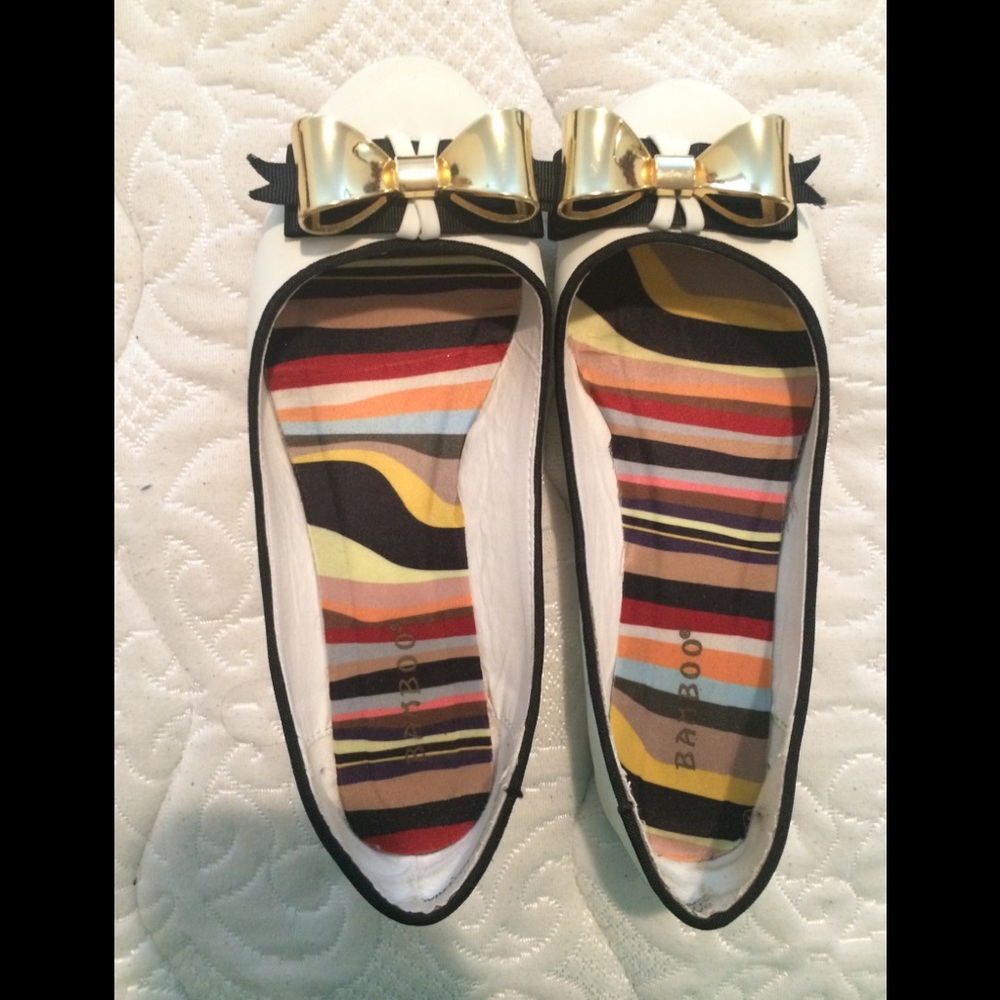 White flats with gold and black bow - Bamboo brand