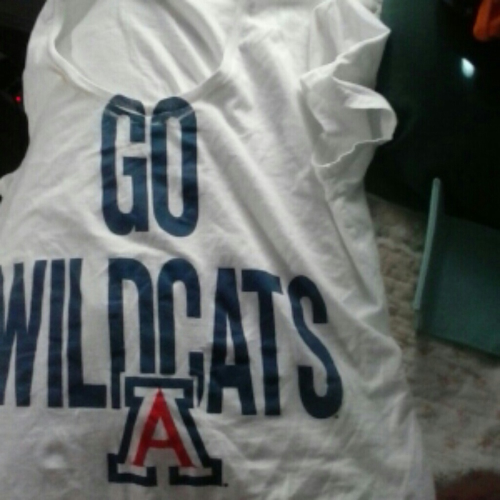 U of a womens shirt