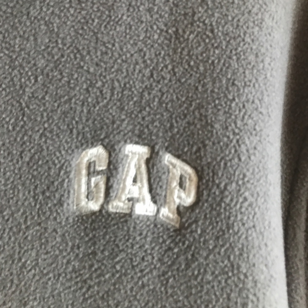 Gray gap pullover - Picture 2 of 3