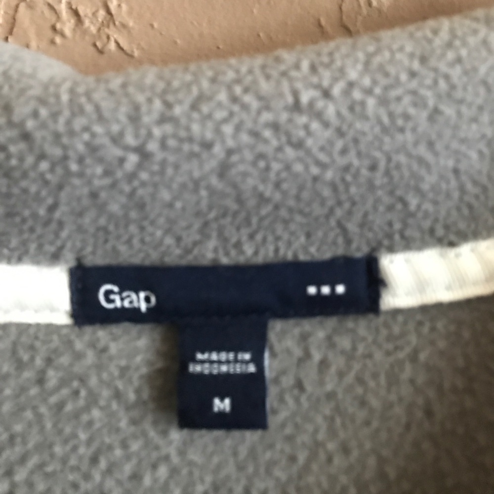 Gray gap pullover - Picture 3 of 3