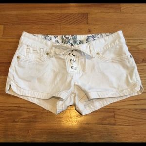 ☀️White Guess shorts in new condition☀️