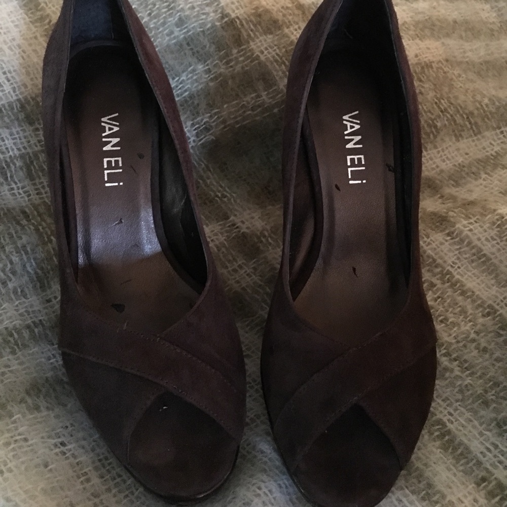 Suede peep toe pump
