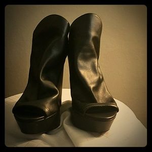 Steve Madden Black Platform Sling back