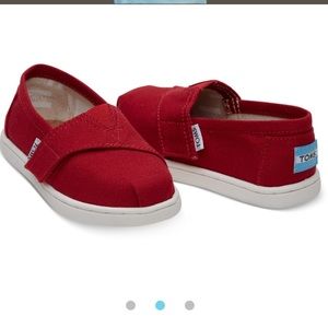 RED CANVAS TOMS TINY CLASSICS, size 2.
