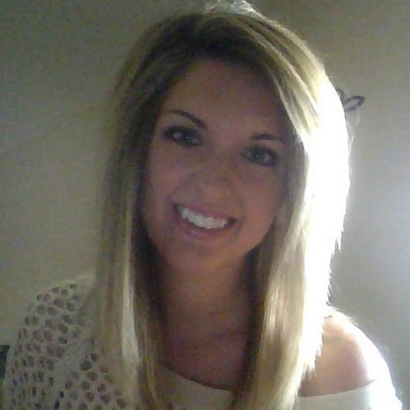 Meet your Posher, Alyssa - Picture 2 of 4