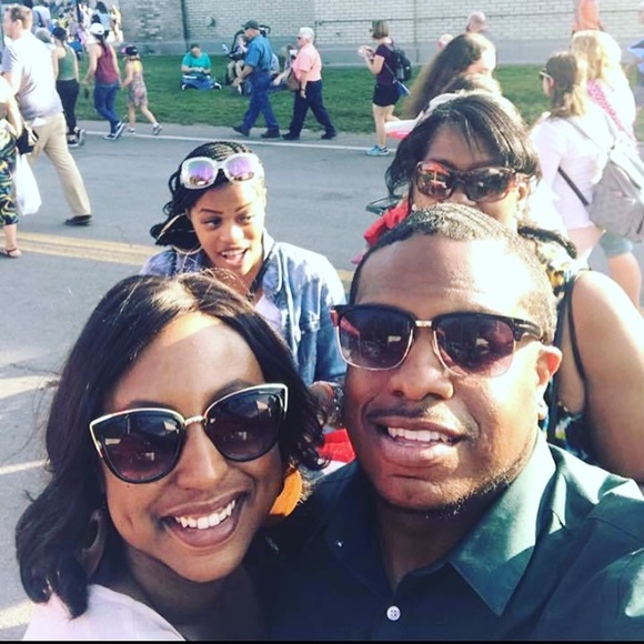 Clothes, shoes, accessories & a smile ❤️ - Picture 3 of 3