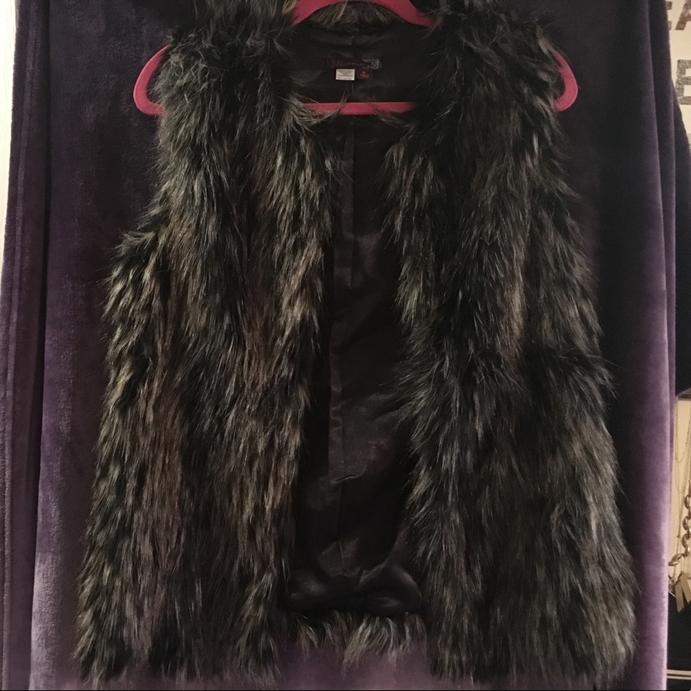 Barley worn fur vest!!