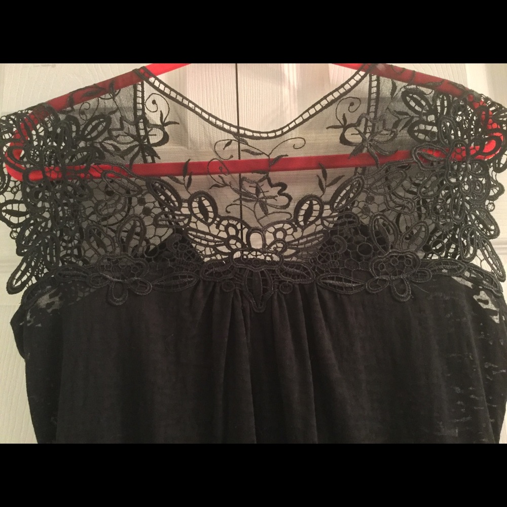 🖤Worthington black lace top. Cap sleeved🖤