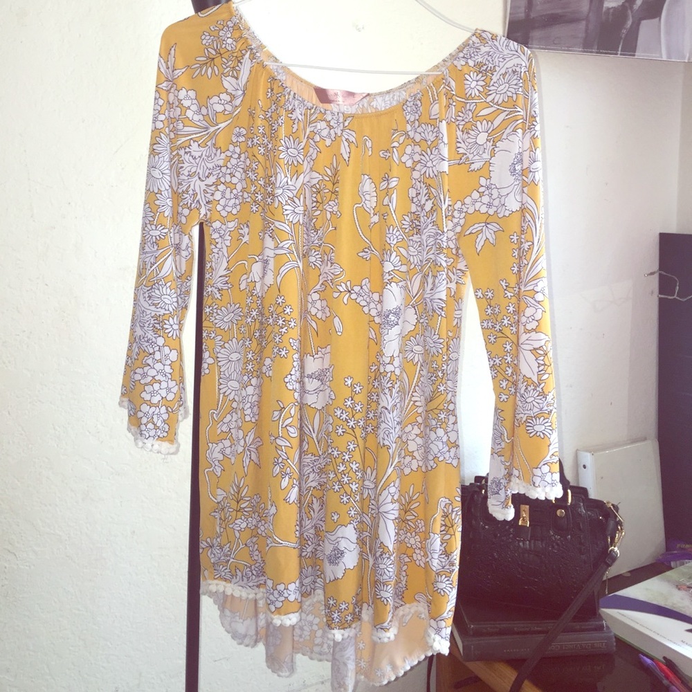 🌼Off the shoulder top with floral print 🌼