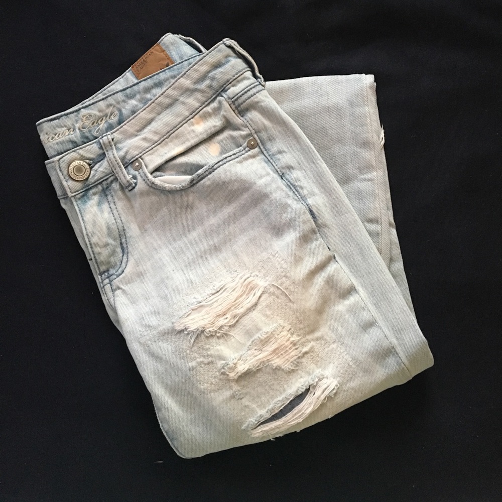 American Eagle Light wash ripped jeans (NWOT)