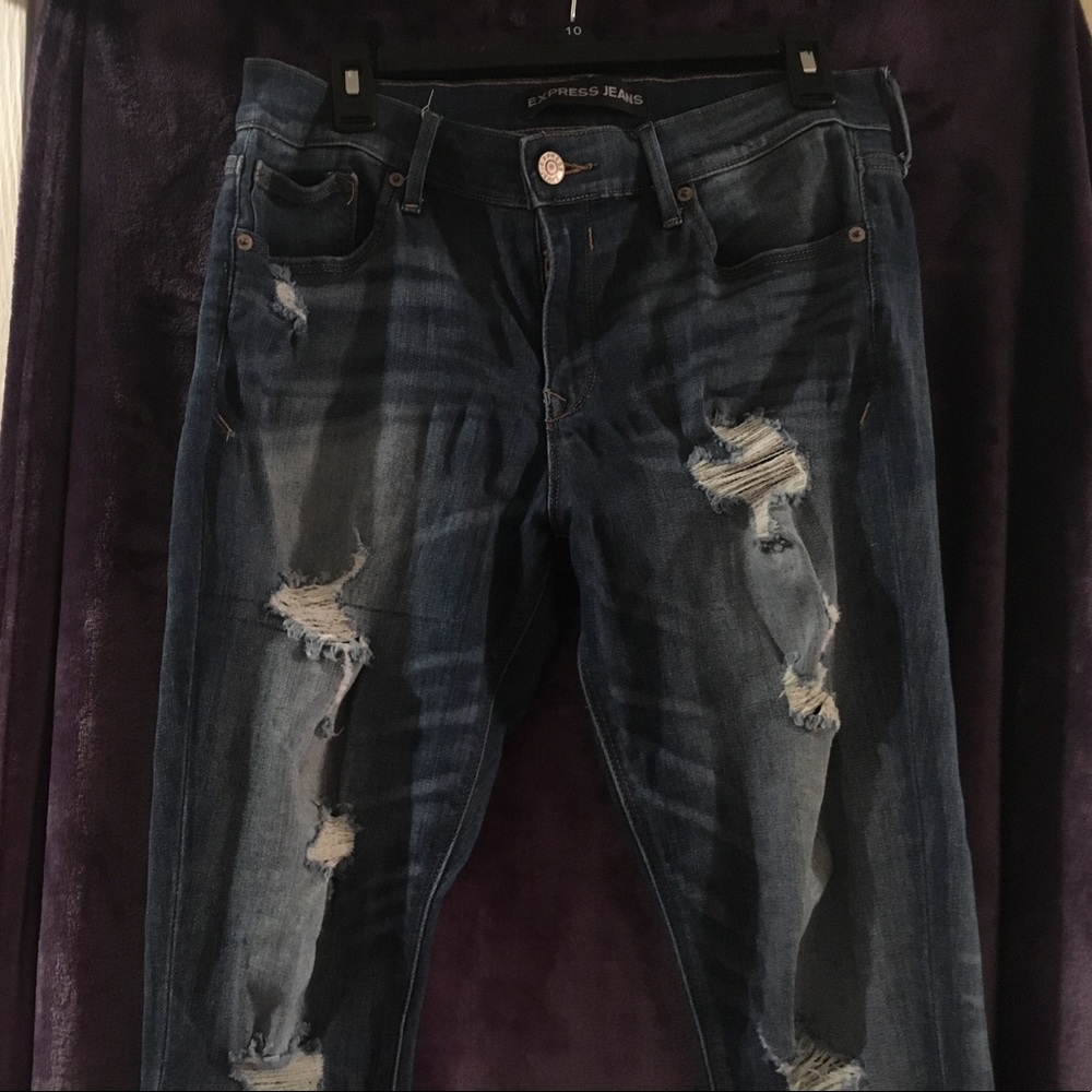 Distressed dark washed jeans 👖