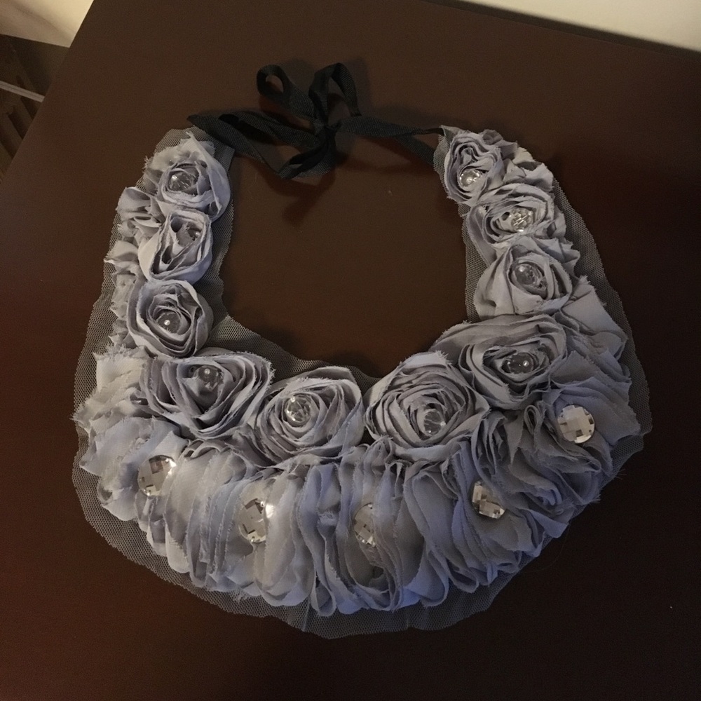 Gray rosette collar necklace