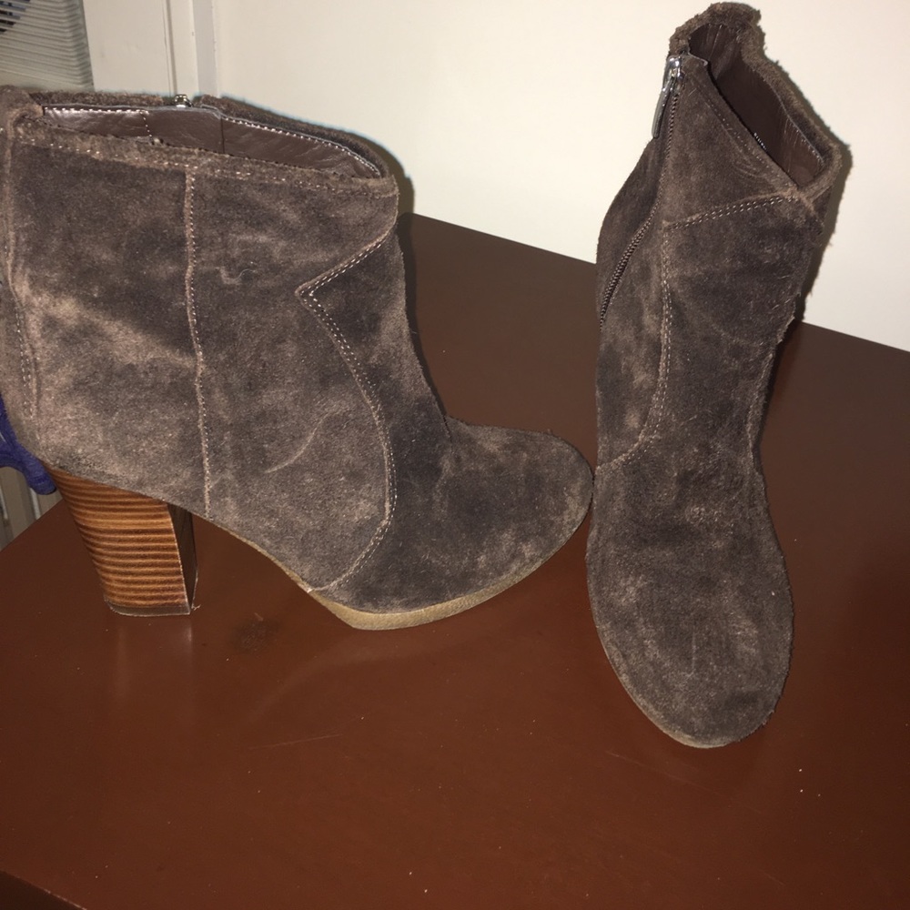 Brown suede Enzo Angiolini booties 6.5. Like new.