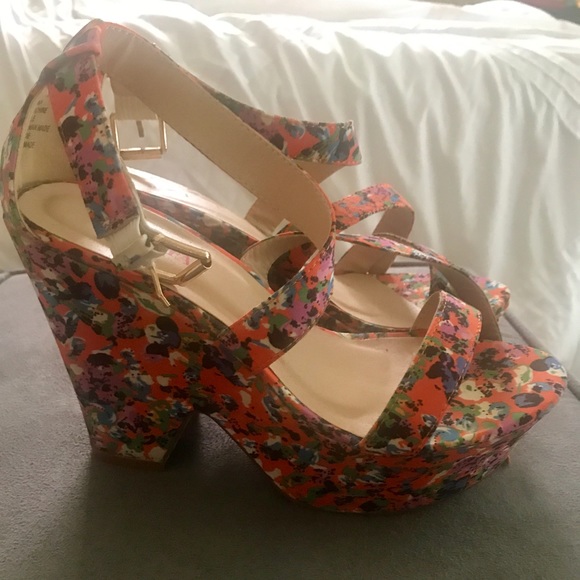 Bold open toed orange sandals! Size 6.5 - Picture 2 of 5