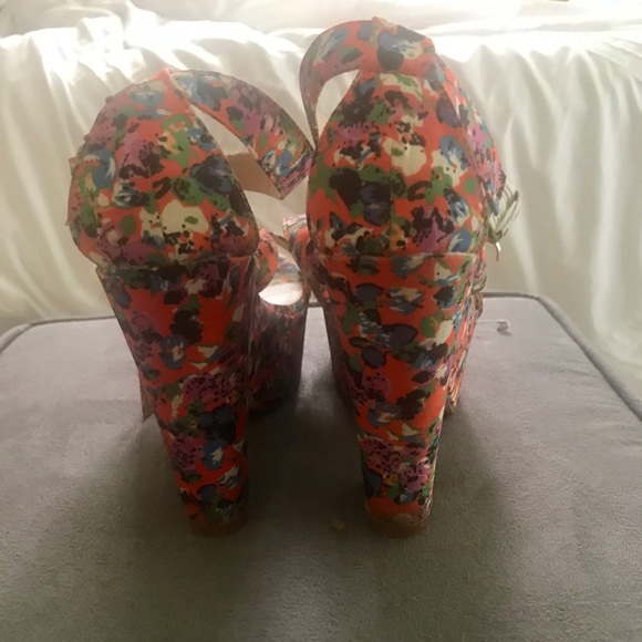 Bold open toed orange sandals! Size 6.5 - Picture 3 of 5