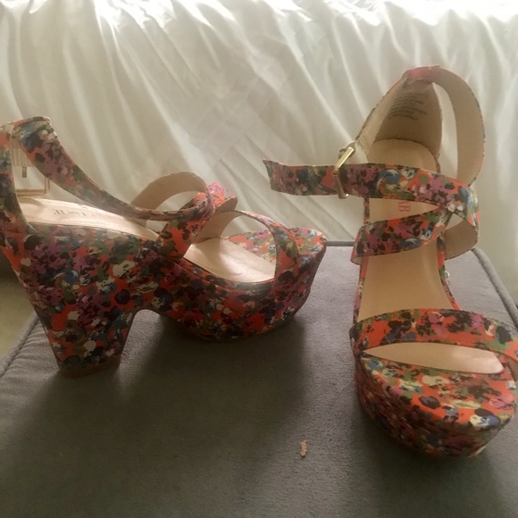 Bold open toed orange sandals! Size 6.5 - Picture 4 of 5