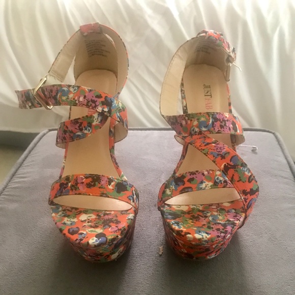 Bold open toed orange sandals! Size 6.5 - Picture 5 of 5