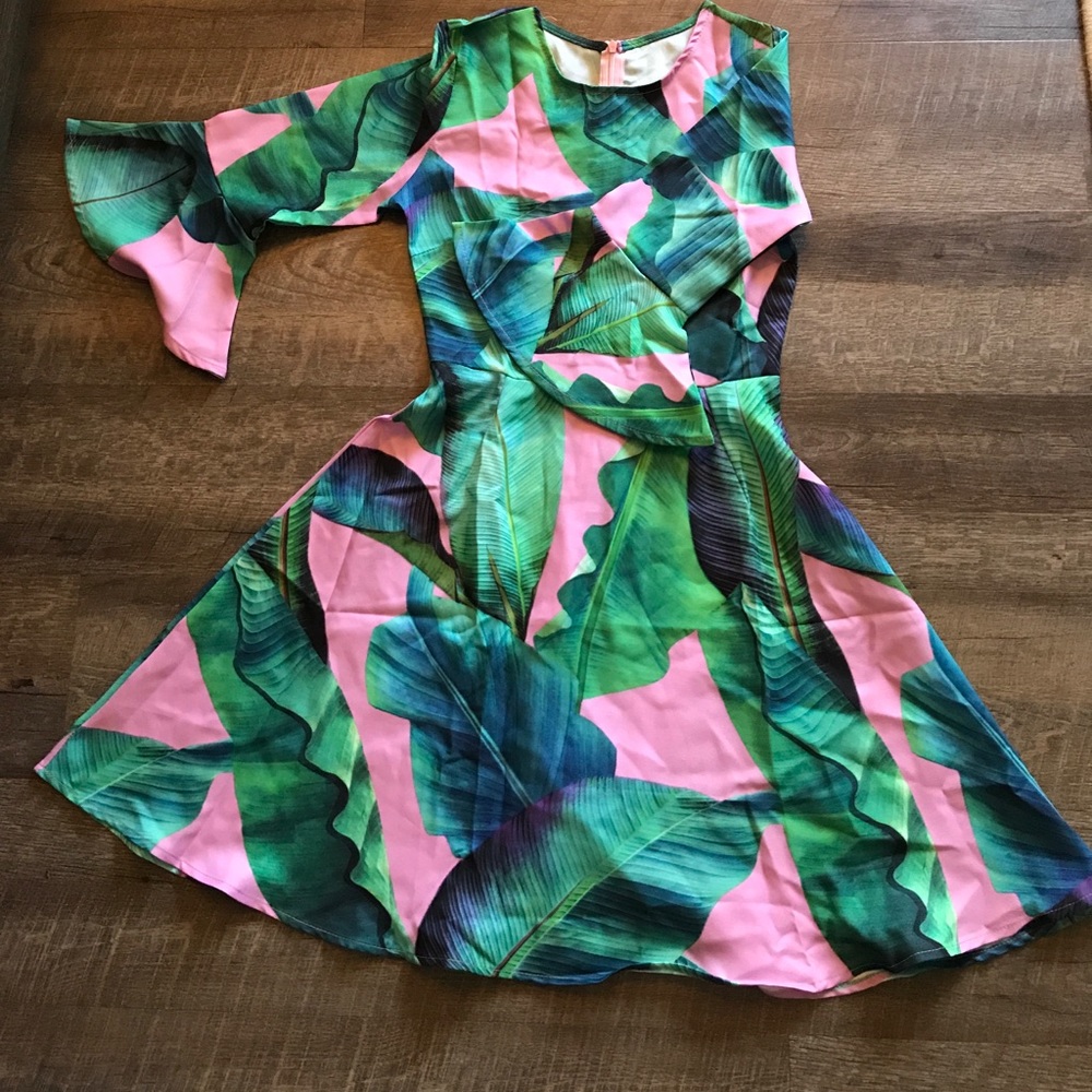 Gorgeous pink and leafy dress!