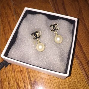 Chanel pearl earnings