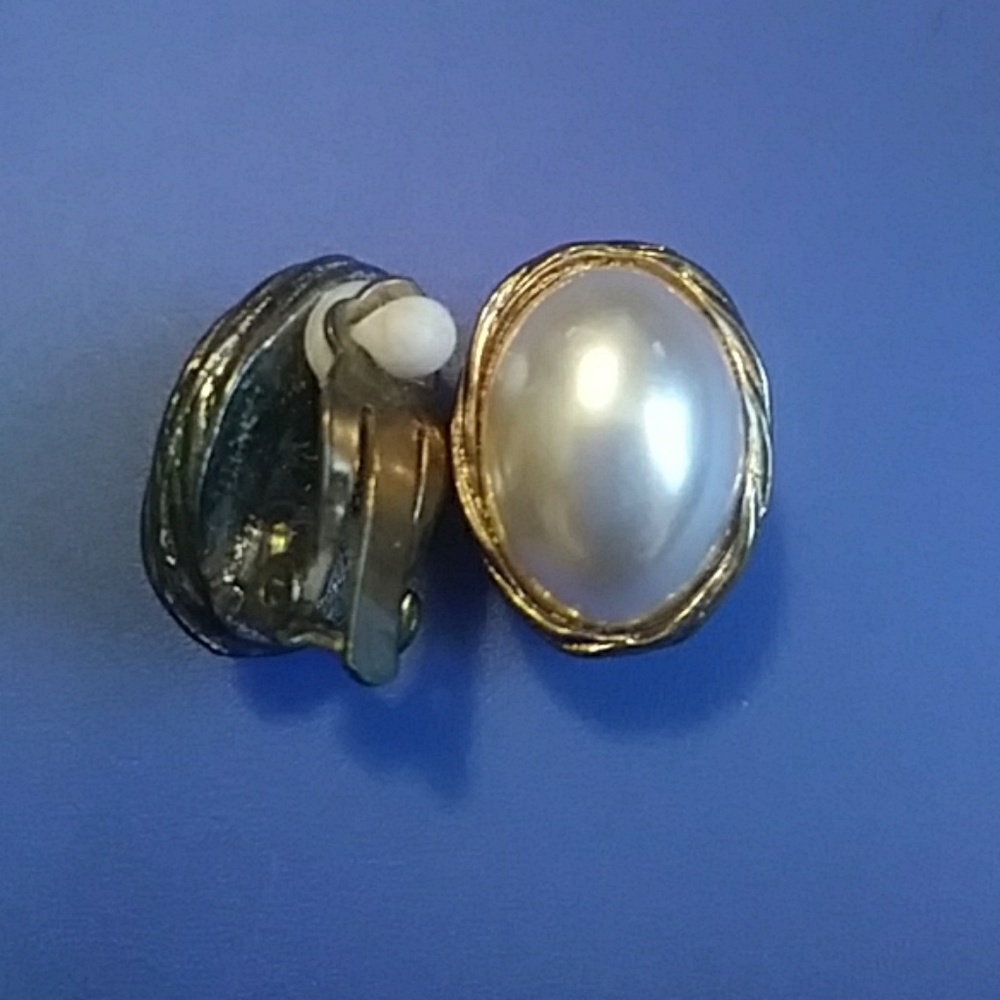 Clip on earnings