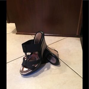 Black wedges