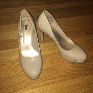Nude Pumps