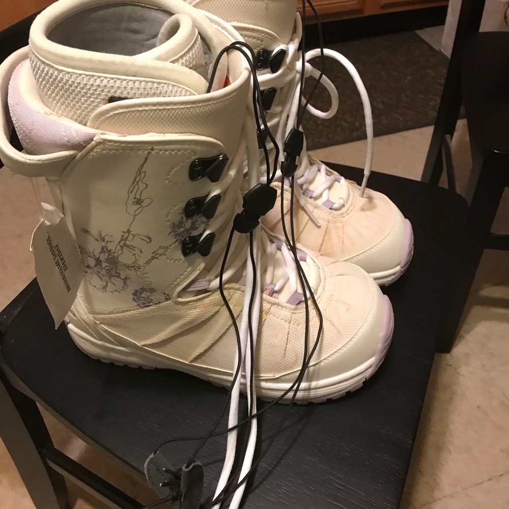 Thirty two brand snow boarding boots