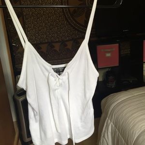 TOPSHOP CROP TOP IN WHITE W/ LACE DETAIL IN FRONT