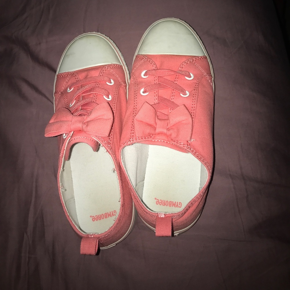 A pair of tennis shoes
