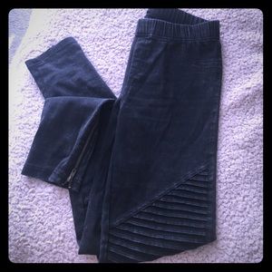 Textured jeggings with ankle zipper