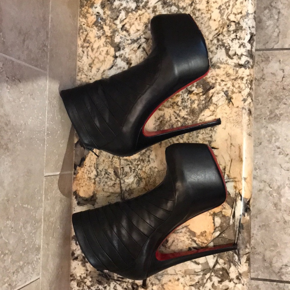 ❤️Christian Louboutin Dafodils Black Ankle Boots💋