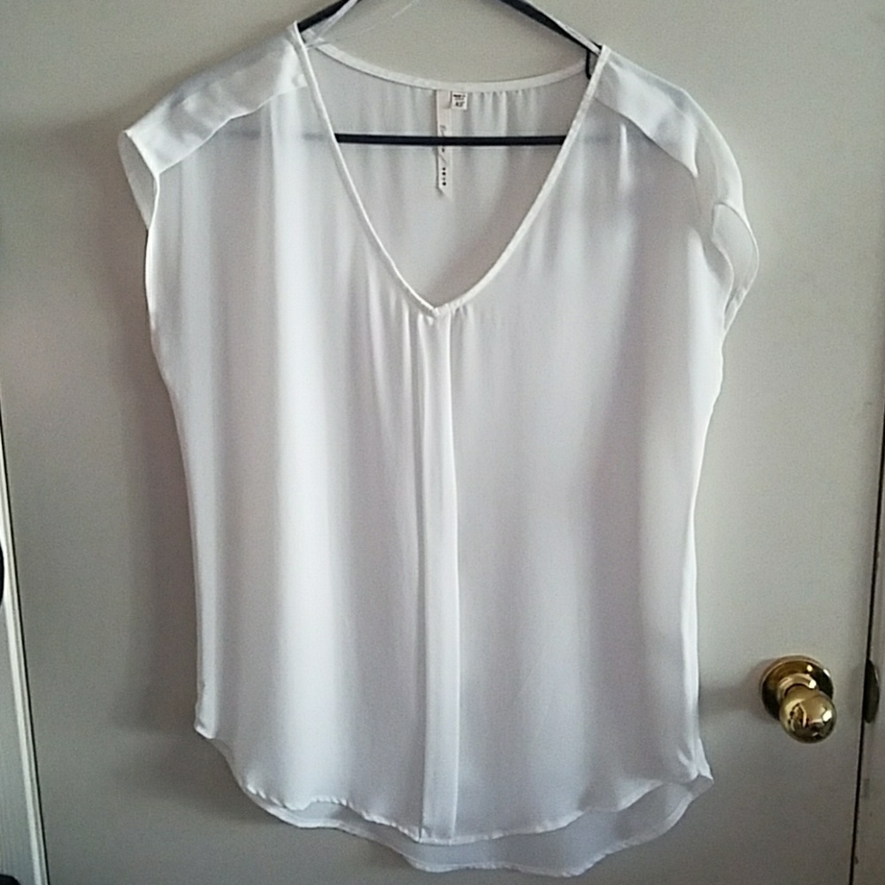 V-neck tee
