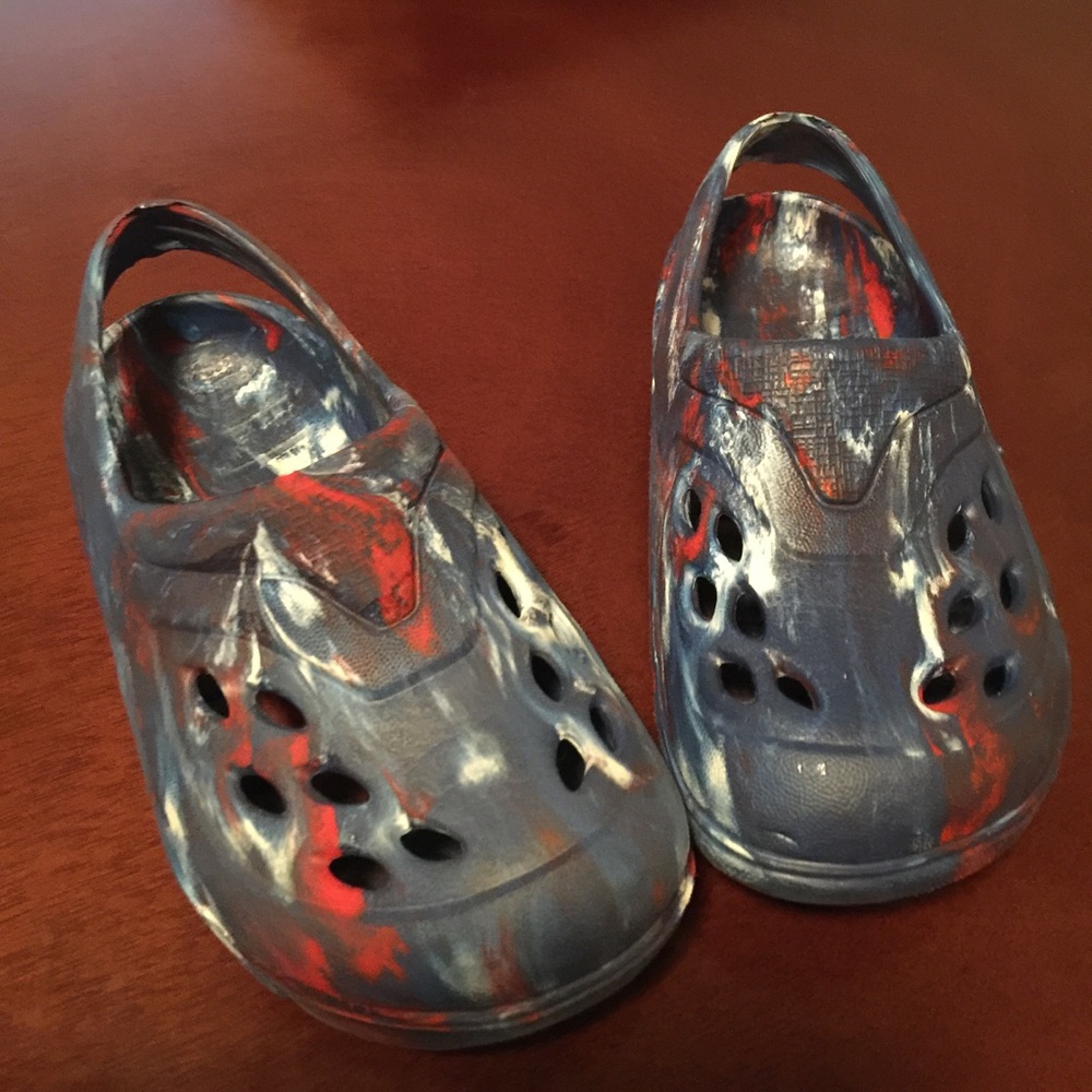 Toddler croc like shoes
